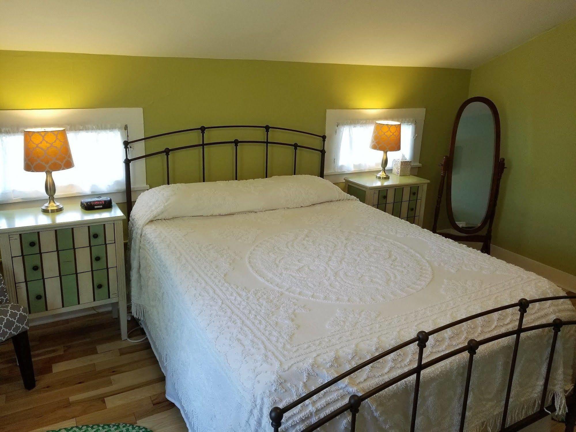 The Blackberry Inn Bed & Breakfast วัตกินส์เกลน ภายนอก รูปภาพ