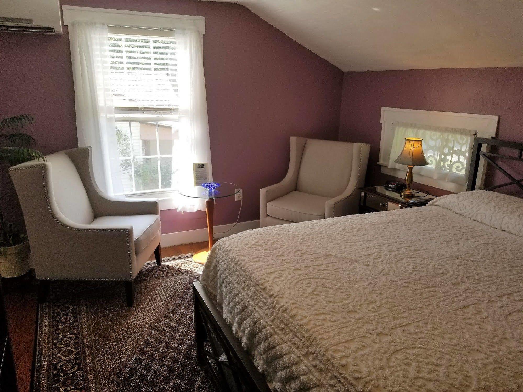 The Blackberry Inn Bed & Breakfast วัตกินส์เกลน ภายนอก รูปภาพ